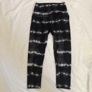 K-DEER Tie-Dye Black, White & Gray Capris Length Work-Out/Yoga Leggings, Medium